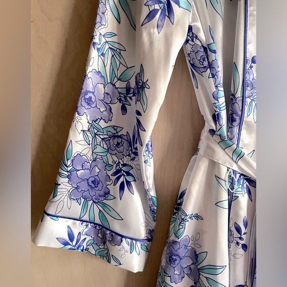NWT MORGAN TAYLOR Satin Floral Robe Blue Purple White Women’s S/M - Picture 9 of 12
